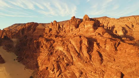 Felsformation-Um-Al-Ula,-Saudi-Arabien-In-Der-Goldenen-Stunde---Luftlandschaft