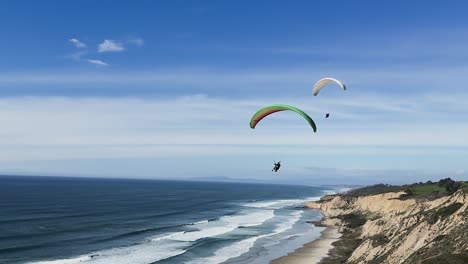 Paraglider-Fliegen-An-Einem-Schönen-Tag-Entlang-Der-Küstenlinie-Mit-Klippen-Am-Torrey-Pines-Gliderport-In-La-Jolla,-Kalifornien