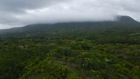 Luftdrohne-Erhebt-Sich-über-Die-Nasse,-Stürmische-Skyline-In-Den-Bergen-Der-Philippinen,-Zwischen-Tropischen-Dschungelbäumen-Und-Einer-Grünen-Landschaft-Und-Etabliert