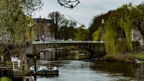 Lapso-De-Tiempo-De-Personas-Y-Automóviles-Cruzando-El-Puente-Sobre-El-Río-En-Den-Bosch,-Países-Bajos---Alejar