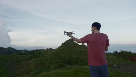 Joven-Viajero-Volando-Drone-En-Un-Paisaje-Natural-Escénico-En-Filipinas