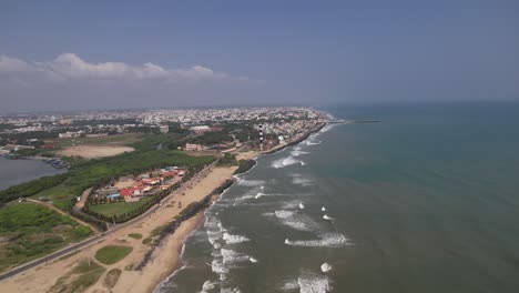 Luftaufnahmen-Zeigen-Die-Gesamte-Stadt-Puducherry-Sowie-Die-Atemberaubende-Küste-Der-Bucht-Von-Bengalen