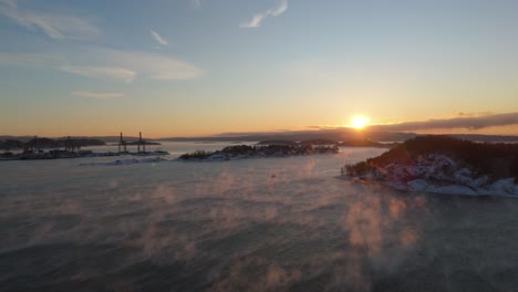 Luz-Del-Atardecer-De-La-Hora-Dorada-Sobre-El-Puerto-Cerca-De-Bjorvika,-Oslo-Con-Niebla-Flotando-Sobre-El-Agua