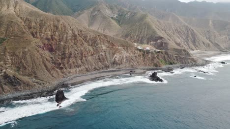 Hermosa-Playa-De-Arena-Negra-En-El-Norte-De-Tenerife