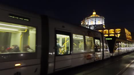 Cruce-De-Metro-Ponte-Dom-Luis-I-Nivel-Superior-De-Gaia-A-Porto-Con-Humiderio-Da-Serra-Do-Pilar-Iluminado-En-El-Fondo-Por-La-Noche