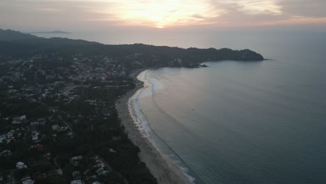 Drone-Aéreo-Atardecer-Sobre-Las-Olas-Del-Pacífico-Mexicano-Costa-Bahía-De-Sayulita-Banderas
