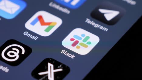 Gmail-,-Slack--Und-Telegramm-App-Auf-Dem-Smartphone-Bildschirm,-Nahaufnahme