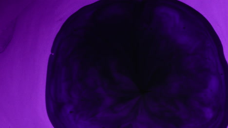 Schwarzes-Loch,-Das-Sich-In-Violetter-Abstrakter-Kunstflüssigkeit-Ausdehnt