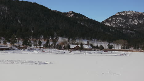 Patinaje-Sobre-Hielo-Patinar-Pista-De-Hockey-Lago-Estanque-Hockey-Invierno-Etown-Hoja-Perenne-Casa-Del-Lago-Denver-Campo-De-Golf-Colorado-Antena-Cinematográfico-Zumbido-Soleado-Cielo-Azul-Mañana-Invierno-Fresco-Nieve-Lentamente-Adelante-Arriba-Movimiento