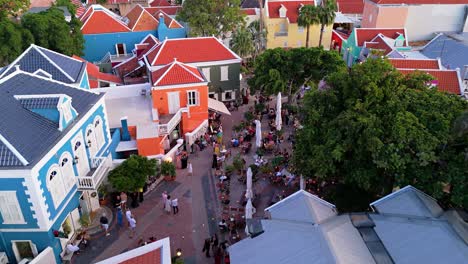 Wunderschöne-Farbenfrohe-Gebäude-Des-Dorfes-Kura-Hulanda-In-Otrobanda,-Willemstad,-Curaçao-Mit-Menschen,-Die-Sich-Auf-Der-Plaza-Versammelt-Haben