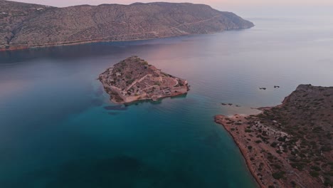Panorama-Luftaufnahme-Mit-Überblick-über-Die-Insel-Spinalonga-Im-Sanften-Abendrot