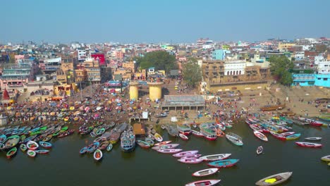 Vista-Aérea-De-Dashashwamedh-Ghat,-Templo-Kashi-Vishwanath-Y-Manikarnika-Ghat-Manikarnika-Mahashamshan-Ghat-Varanasi-India