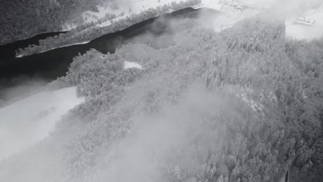 Volando-Sobre-Las-Nubes,-Bosque-Y-Lago-Nevados,-Austria,-Zumbido,-Aéreo