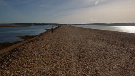 Longshot-Mit-Blick-Auf-Hurst-Points-Spit-Mit-Hurst-Point-Castle-Im-Hintergrund