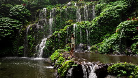 Influencerin-Steht-Vor-Epischen-Wasserfällen-Im-Dschungel-Von-Bali-Mit-üppigem-Laub