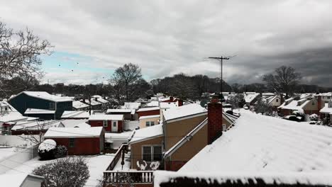 Ein-Niedriger-Blickwinkel-Auf-Ein-Vorortviertel-Nach-Einem-Schneefall