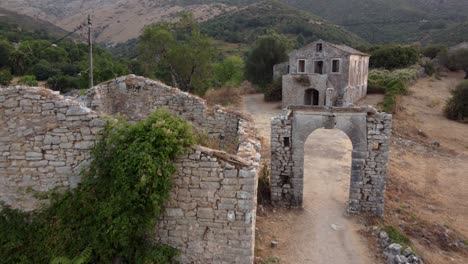 Antena-Sobre-El-Antiguo-Pueblo-De-Perithia-En-Corfú,-Grecia