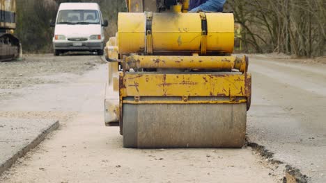 Arbeiter-Mittleren-Alters,-Männlich,-Bedienen-Handbetriebene-Mini-Straßenwalze,-Bodenverdichter,-Neue-Straße,-Zeitlupe