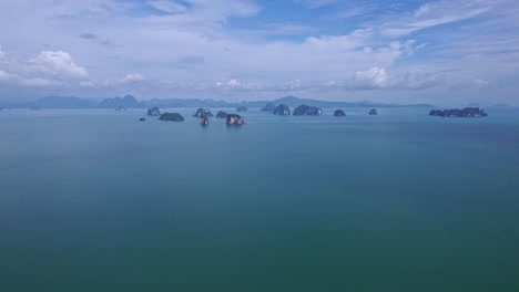 Malerische-Luftaufnahmen-Der-Kalksteininseln-Im-Süden-Thailands