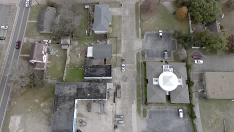 Neighborhood-in-Clarksdale,-Mississippi-with-drone-video-overhead-looking-down