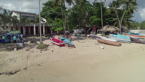 Toma-Aérea-De-Diapositivas-Que-Muestra-La-Playa-De-Las-Terrenas-Y-Los-Barcos-De-Pesca,-República-Dominicana