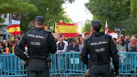 Oficiales-De-Policía-Hacen-Guardia-Frente-A-La-Oficina-Del-Psoe-Mientras-Los-Manifestantes-Se-Reúnen-Contra-El-Partido-Socialista-Del-Psoe-Después-De-Acordar-Conceder-Amnistía-A-Los-Involucrados-En-El-Intento-De-Ruptura-En-Cataluña.