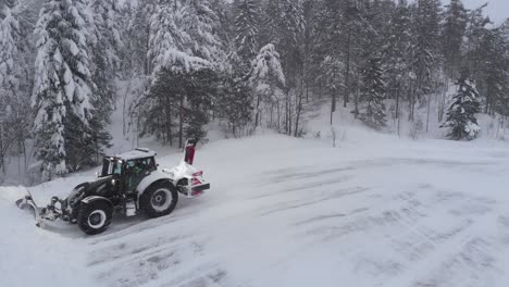 Tractor-Arando-En-Nieve-Profunda-Durante-La-Tormenta-De-Nieve