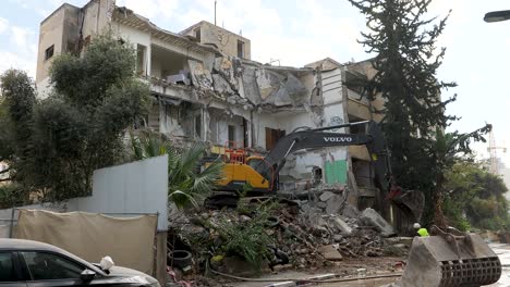 Heavy-equipment-demolishes-buildings-in-the-Gaza-Strip,-Palestine