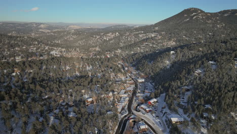 Innenstadt-Alt-Historisch-Immergrün-Colorado-Denver-Luftbild-Drohne-Filmisch-Neuschnee-Staubbildung-Kalt-Weiß-Malerische-Landschaft-Staudamm-See-Verkehr-Herumfahren-Hausfront-Reihe-Sonnenuntergang-Blauer-Himmel-Vorwärtsbewegung