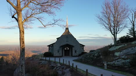 Malerische-Kirche-Auf-Der-Seite-Des-Berges,-Glasige-Bergkapelle,-Glasige-Klippen,-Landrum,-SC-Herauszoomen