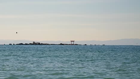 Wunderschöner-Minimalistischer-Blick-Auf-Das-Meer-Mit-Einem-Einzigen-Japanischen-Torii-Tor