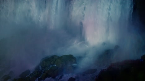 Regenbogenlichter-Spiegeln-Sich-Im-Majestätischen-Wasser-Des-Mächtigen-Wasserfalls-Der-Niagarafälle