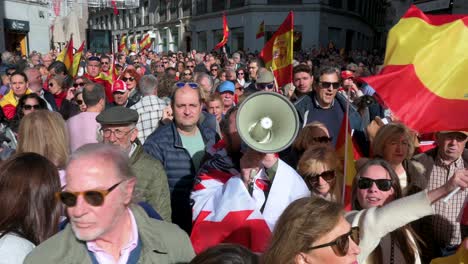 Demonstranten-Versammeln-Sich-Während-Einer-Demonstration-Gegen-Die-Sozialistische-Partei-PSOE,-Nachdem-Ministerpräsident-Pedro-Sanchez-Zugestimmt-Hatte,-Den-Am-Abspaltungsversuch-In-Katalonien-Im-Jahr-2017-Beteiligten-Personen-Amnestie-Zu-Gewähren.