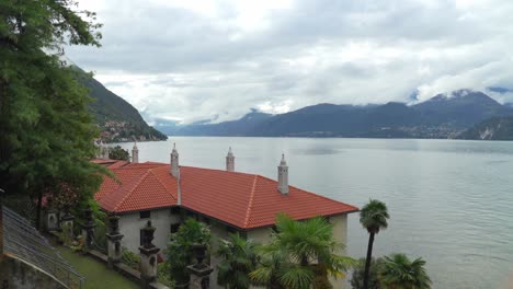 Rotes-Dach,-Schönes-Gebäude-Mit-Blick-Auf-Die-Stadt-Varenna-Und-Den-Comer-See