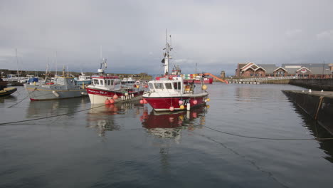 Boote-Im-Hafen-Von-Newhaven-Bei-Flut-An-Einem-Bewölkten-Tag-In-Edinburgh,-Schottland,-Großbritannien