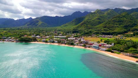 Vista-Pintoresca-De-Edificios-Frente-Al-Mar-Con-Exuberantes-Montañas-Al-Fondo-En-Oahu,-Hawaii,-EE.UU.