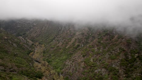 Montañas-De-Santa-Mónica-En-Malibu,-California,-Con-Tráfico-Circulando-Por-La-Carretera-Y-Vídeo-De-Drones-Panorámicos-De-Izquierda-A-Derecha