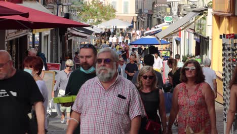 Groups-of-people-move-around-in-Old-Town-in-Antibes,-France-in-2020