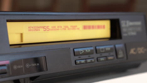 Anhalten-Und-Entladen-Einer-VHS-Videokassette-Aus-Einem-Vintage-Player-Aus-Den-1980er-Jahren,-Nahaufnahme