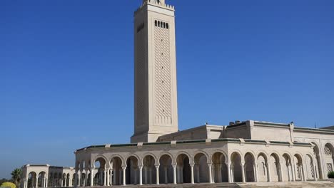 Klarer-Blauer-Himmel-über-Dem-Hoch-Aufragenden-Minarett-Der-Karthago-Moschee,-Tunesien,-Im-Hellen-Tageslicht