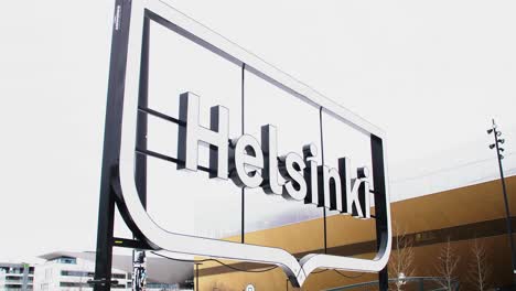 Helsinki-Schild-In-Silhouette-Vor-Einem-Hellen,-Bewölkten-Himmel,-Moderne-Urbane-Atmosphäre
