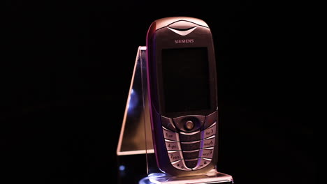 Siemens-CX65,-Retro-Mobile-Cell-Phone,-Vintage-Gadget-From-2000's,-Spin-Close-Up