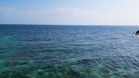 Mujer-En-La-Playa-Isla-De-Ensueño-Solitaria