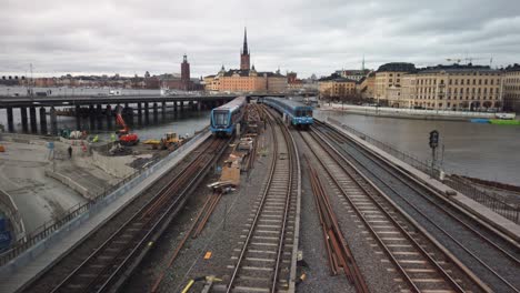 Vista-Aérea-De-Los-Trenes-Subterráneos-Que-Se-Mueven-En-Ambas-Direcciones-En-El-Puente-De-Estocolmo.