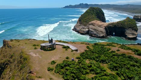 Drones-Aéreos-Vuelan-Sobre-El-Muelle-Del-Tiempo,-Muelle-Del-Tiempo,-Punto-De-Referencia-En-La-Orilla-Del-Mar-De-Chiloé,-Isla-De-Las-Colinas-Y-Escena-Costera,-Patagonia,-Chile