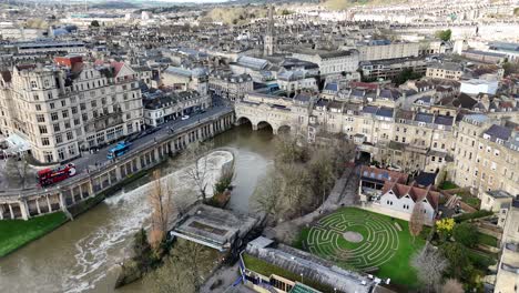 Stadtzentrum-Von-Bath,-Großbritannien,-Fluss-Avon-Und-Pulteney-Bridge,-Drohne,-Luftaufnahme