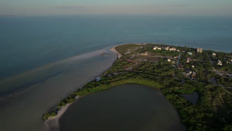 Insel-Holbox-In-Mexiko-Mit-Stränden,-Grünflächen-Und-Gebäuden-Bei-Sonnenaufgang,-Luftaufnahme
