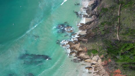 Foamy-Ocean-Waves-Crashing-At-Broken-Head-Beach-In-Byron-Bay,-NSW,-Australia---Aerial-Drone-Shot