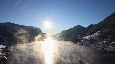 Ein-Boot-Gleitet-Durch-Den-Nebligen-Morgenfrost-Auf-Einem-Norwegischen-Fjord