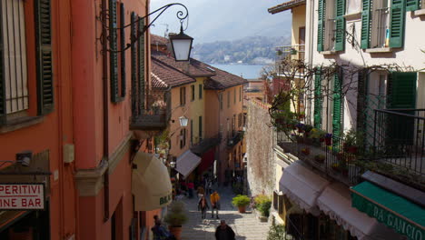 Bar-De-Vinos-A-Lo-Largo-Del-Callejón-Cuesta-Abajo-En-Bellagio,-Lombardía,-Italia